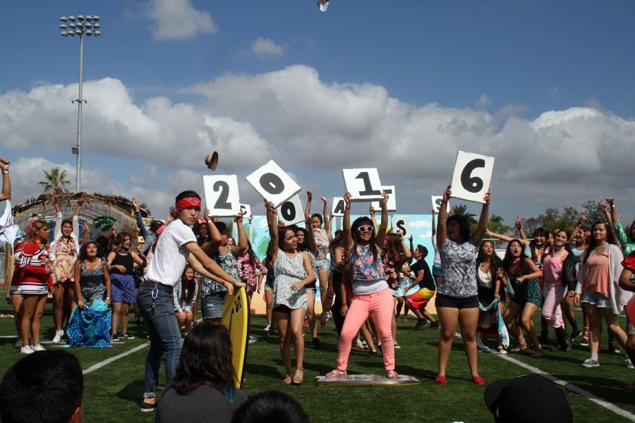 The+class+of+2016+demonstrates+their+class+spirit+mid-performance+at+Homecoming+2015.+