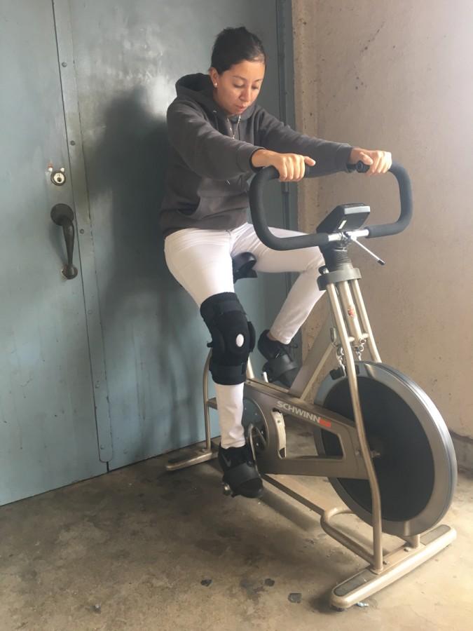 Senior Jamie Muniz works hard to recover from her knee injury in order to be 100% healthy.