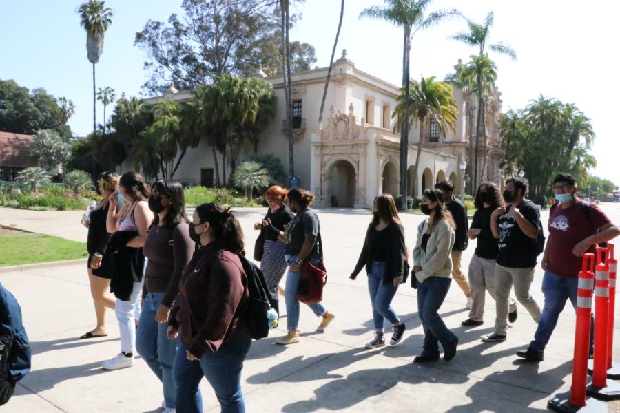 Hoover+students+walk+through+Balboa+Park+during+their+fieldtrip.